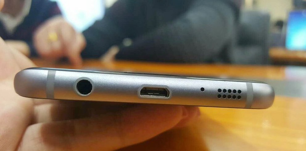 Galaxy S7 charging port